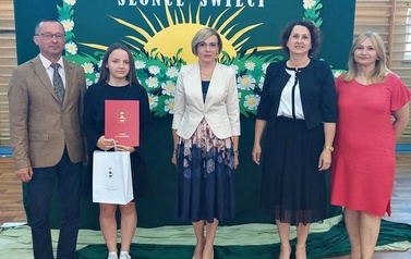 Uczennica w towarzystwie w&oacute;jta, dyrektor szkoły, wychowawczy oraz dyrektor Centrum Usług oświatowych. 