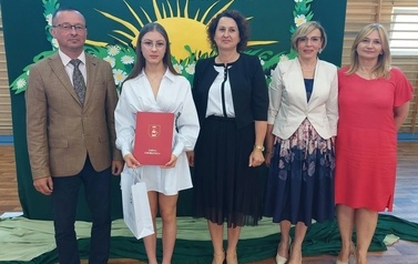 Uczennica w towarzystwie w&oacute;jta, dyrektor szkoły, wychowawczy oraz dyrektor Centrum Usług oświatowych.