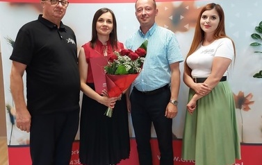 Zdjęcie grupowe laureat&oacute;w. Na zdjęciu dwie kobiety oraz dw&oacute;ch mężczyzn. 