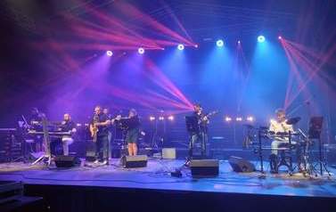 Grupa disco-polo na scenie. Wokalistka oraz pięciu muzyk&oacute;w. 