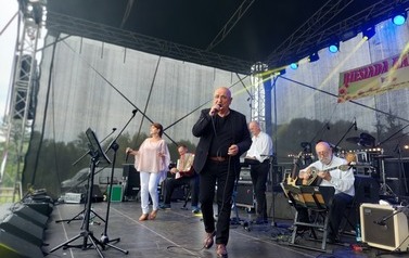 Grupa wokalno-muzyczna Zorba, wykonująca greckie utwory. 