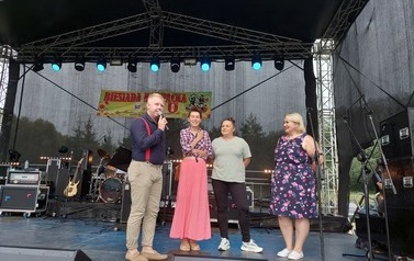Trzy uczestniczki konkursu wraz z prowadzącym. 
