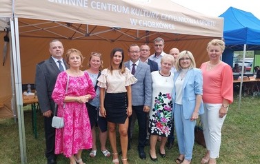 Przedstawiciele władzy samorządowej. 12 os&oacute;b w eleganckich ubraniach. 