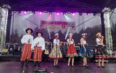 Grupa wokalna w ludowych strojach. 