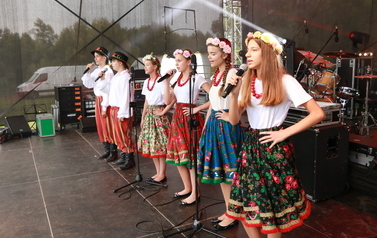 Grupa wokalna w ludowych strojach. 