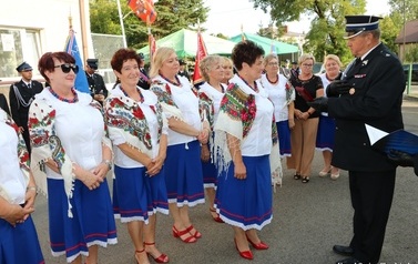 Zdjęcie pan z KGW w biało-niebieskich strojach. 