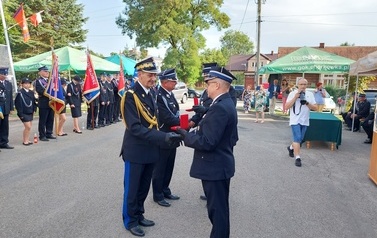 125 lecie OSP Szczepańcowa. Zdjęcia druh&oacute;w OSP odznaczonych medalami. Wszyscy nagrodzenie w mundurach strażackich.  
