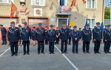 125 lecie OSP Szczepańcowa. Zdjęcia druh&oacute;w OSP odznaczonych medalami. Wszyscy nagrodzenie w mundurach strażackich.  