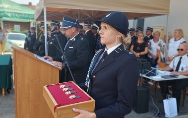 125 lecie OSP Szczepańcowa. Zdjęcia druh&oacute;w OSP odznaczonych medalami. Wszyscy nagrodzenie w mundurach strażackich.  
