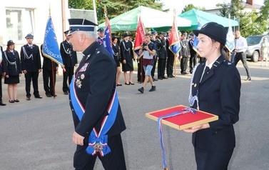 Przekazanie sztandaru. 