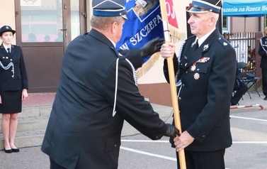 Przekazanie sztandaru. 