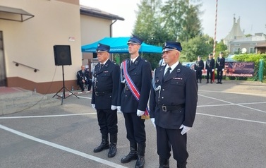 125 lecie OSP Szczepańcowa. Zdjęcia druh&oacute;w OSP odznaczonych medalami. Wszyscy nagrodzenie w mundurach strażackich.  
