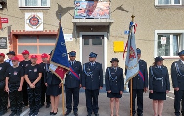 125 lecie OSP Szczepańcowa. Zdjęcia druh&oacute;w OSP odznaczonych medalami. Wszyscy nagrodzenie w mundurach strażackich.  