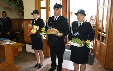 Przekazanie dar&oacute;w w kościele. 