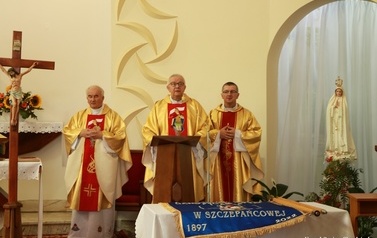 Wnętrze kościoła oraz uczestnicy mszy z okazji 125 lecie OSP Szczepańcowa. 