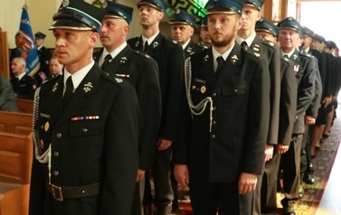 Wnętrze kościoła oraz uczestnicy mszy z okazji 125 lecie OSP Szczepańcowa. 