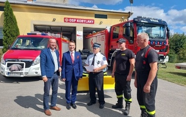 Zdjęcie czarno-ż&oacute;łtego quada na rzecz OSP Kobylany. Na zdjęciu przedstawiciele władzy oraz jednostki OSP Kobylany. 