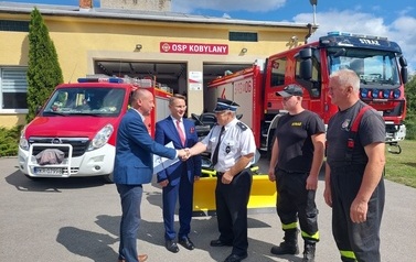 Zdjęcie czarno-ż&oacute;łtego quada na rzecz OSP Kobylany. Na zdjęciu przedstawiciele władzy oraz jednostki OSP Kobylany. 
