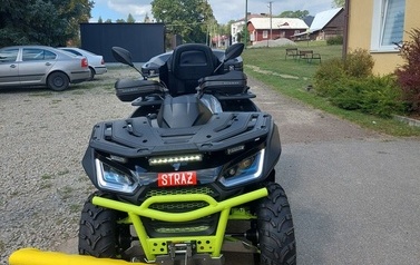 Zdjęcie czarno-ż&oacute;łtego quada na rzecz OSP Kobylany 