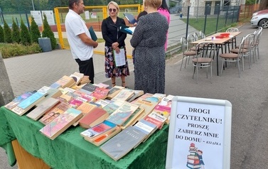 Na zdjęciu stolik z książkami przygotowanymi do wzięcia dla chętnych