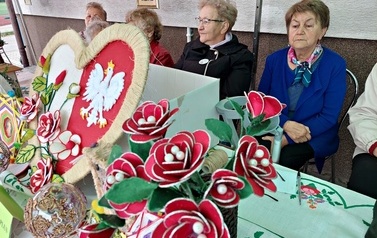 wystawa rękodzieł przygotowanych przez Senior&oacute;w z Dziennego Domu Senior Plus. 