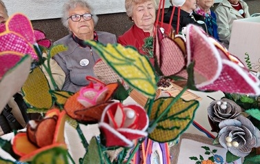 Rękodzieła przygotowane przez Senior&oacute;w. 