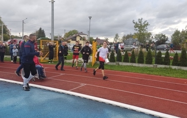 Uczestnicy Pikniku charytatywnego dla Pawła, zgromadzeni na bieżni Kompleksu Boisk Sportowych w Chork&oacute;wce