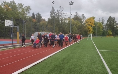 Uczestnicy Pikniku charytatywnego dla Pawła, zgromadzeni na bieżni Kompleksu Boisk Sportowych w Chork&oacute;wce