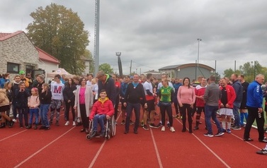 Zdjęcie grupowe uczetnik&oacute;w pikniku zgromadzonych na bieżni Kompleksu Boisk Sportowych w Chork&oacute;wce. 
