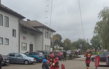 Zdjęcia samochodu ze zwyżką, jedna z atrakcji pikniku. Osoby obsługujący zwyżkę. 