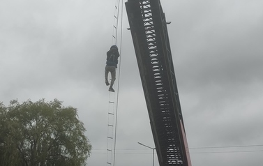 Zdjęcia samochodu ze zwyżką, jedna z atrakcji pikniku. 