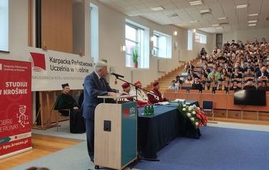 Inauguracja roku akademickiego. Zdjęcie absolwent&oacute;w w auli. 