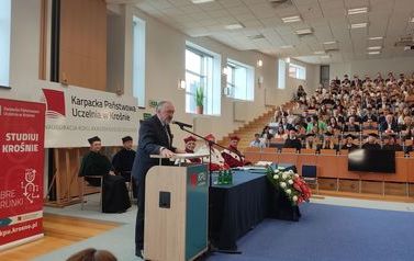 Inauguracja roku akademickiego. Zdjęcie absolwent&oacute;w w auli oraz gości przemawiających.