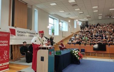 Inauguracja roku akademickiego. Zdjęcie absolwent&oacute;w w auli oraz gości przemawiających.