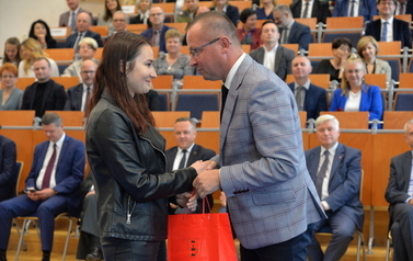 W&oacute;jt Gminy z wyr&oacute;żnioną absolwentką. 