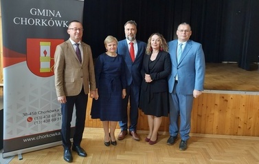 Zdjęcie w&oacute;jta gminy oraz zastępy i wyr&oacute;żnionych nauczycieli. 