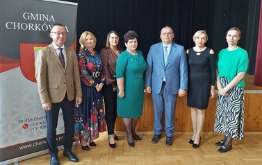Zdjęcie w&oacute;jta gminy oraz zastępy i wyr&oacute;żnionych nauczycieli. 