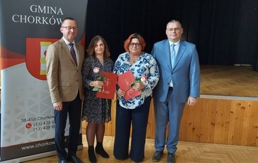 Zdjęcie w&oacute;jta gminy oraz zastępy i wyr&oacute;żnionych nauczycieli. 