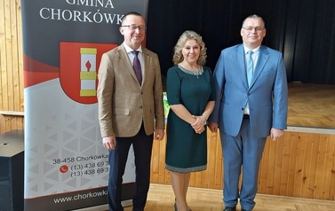 Zdjęcie zastepcy W&oacute;jta Gminy Chork&oacute;wka, W&oacute;jta Gminy Chork&oacute;wka oraz Dyrektr Szkoły Podstawowej w Falisz&oacute;wce. 
