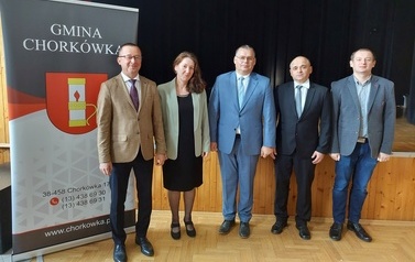 Zdjęcie w&oacute;jta gminy oraz zastępy i wyr&oacute;żnionych nauczycieli. 