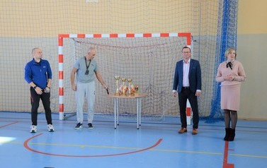 Otwarcie imprezy sportowej. Pani dyrektor szkoły wraz z w&oacute;jtem Gminy Chork&oacute;wka. 