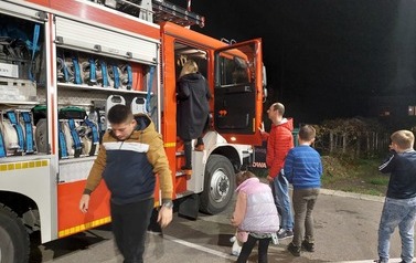 Zdjęcie wnętrza wozu strażackiego. Atrakcji dla dzieci przygotowanej przez miejscowych strażak&oacute;w. 