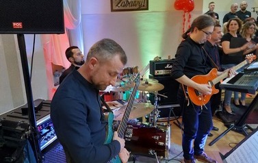 Zdjęcie zespołu muzycznego. na zdjęciu widoczni dwaj gitarzyści. 