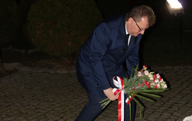 b. Niepodległość (45)