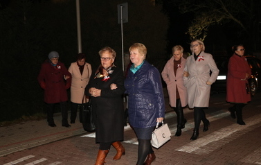b. Niepodległość (44)