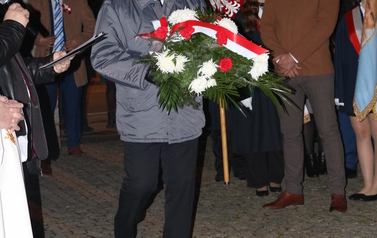 b. Niepodległość (33)