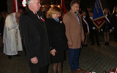 b. Niepodległość (32)