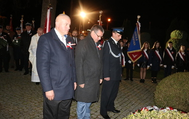 b. Niepodległość (25)