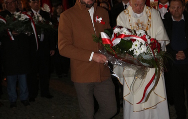 b. Niepodległość (16)