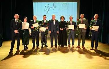 Zdjęcie grupowe. Kilka os&oacute;b pozuje do wsp&oacute;lnej fotografii. 